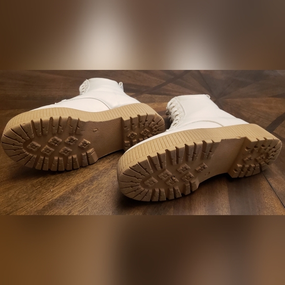 Qupid Women's Off White and Tan Combat Lace-Up Boots Chuncky Sole Size 7 - Picture 9 of 15